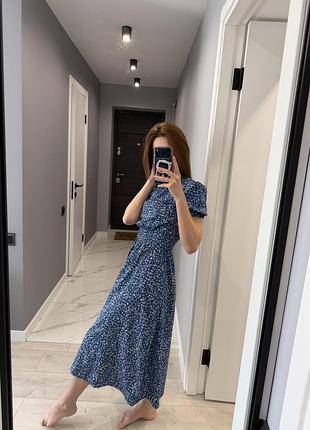 Довга синя легка сукня в квітковий принт