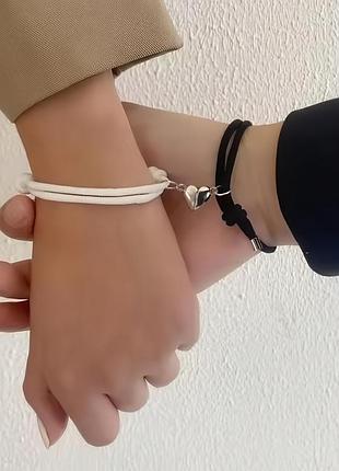 Магнітні парні браслети з серцем у подарунковому конверті - символ любові та дружби (чорний і білий) подарунок на 8 березня
