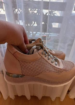 Женские кроссовки
