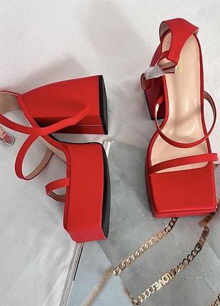 Неймовірні червоні босоніжки pretty little things👡