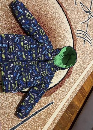 Продам  дитячу легеньку курточку на весну ,синього  кольору з принтом ,розмір курточки на зріст 98 см