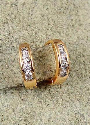 Сережки кільця хuping jewelry спереду камінці бортики по краях 1.2 см золотисті love-shopping