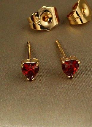 Серьги гвоздики xuping jewelry сердечки с красными камешками 4 мм золотистые love-shopping