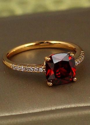 Кільце xuping jewelry червоний квадратний фіаніт із доріжками з боків р 19 золотисте love-shopping