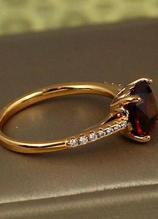 Кольцо xuping jewelry красный квадратный фианит с дорожками по бокам р 16 золотистое love-shopping
