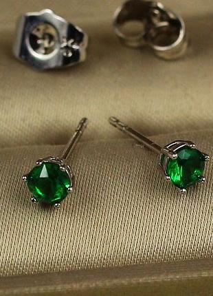 Серьги гвоздики xuping jewelry зеленые камешки на шесть креплений 4 мм серебристые love-shopping