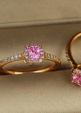Кольцо xuping jewelry розовый квадратный фианит в ободке из камешков р 17 золотистое love-shopping
