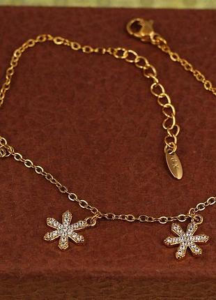Браслет xuping jewelry с подвесками три цветочка 17 см удлиннитель 3 см золотистый love-shopping