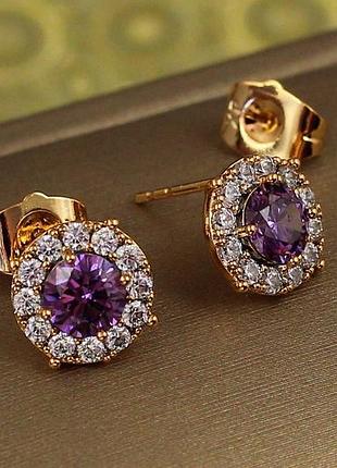 Серьги гвоздики xuping jewelry фиолетовый камень в ободке из фианитов 9 мм золотистые love-shopping