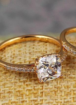 Кольцо xuping jewelry квадратный фианит с дорожками по бокам р 20 золотистое love-shopping