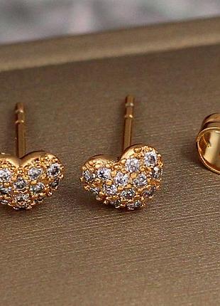 Серьги гвоздики xuping jewelry маленькие сердечки с камешками 5 мм золотистые love-shopping