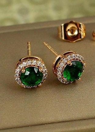 Серьги гвоздики xuping jewelry зеленый камень окантовка белые фианиты 9 мм золотистые love-shopping