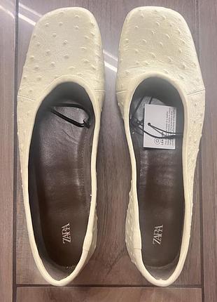 Шкіряні балетки з рельєфним візерунком zara