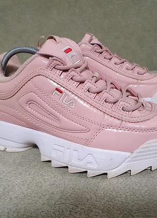 Кросівки бренда fila  disruptor ii в розовому лакованному кольорі.