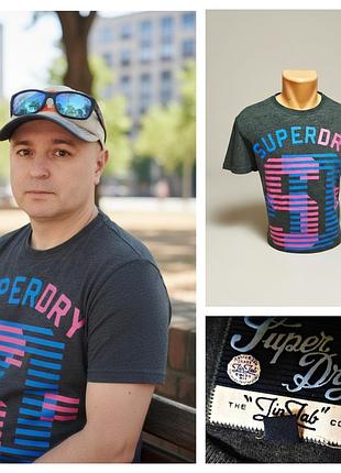 Практичная качественная футболка с ярким принтом модного британского бренда superdry