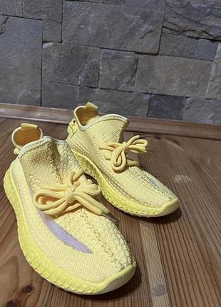 Легкі кросівки 38 розміру (устілка 24,5 см) в стилі adidas yeezy boost з текстильним верхом і гнучкою підошвою яскравого жовтого кольору.