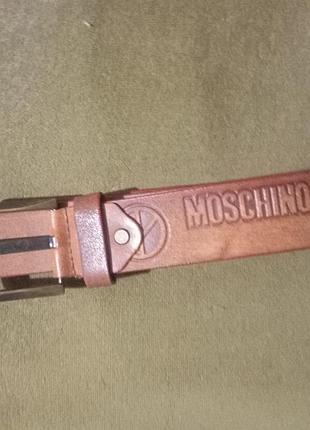 Коричневый кожаный ремень бренда moschino с фирменным тиснением.