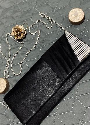 Чорний клатч з камінням