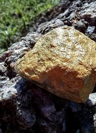Золотой камешок природного происхождения