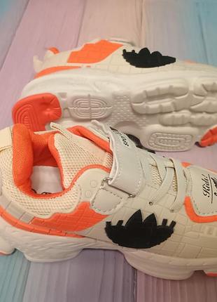 Кросівки для дівчинки.