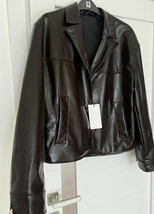 Жіноча куртка zara коричнева лакована