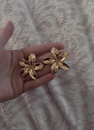 Сережки у вигляді квітів від stradivarius. біжутерія