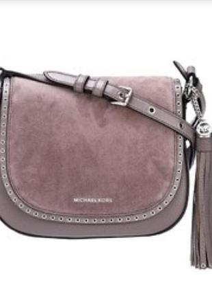 Сумка — модель brooklyn medium saddle bag від бренду michael kors.