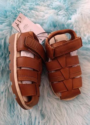 Босоніжки сандалі