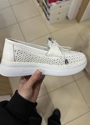 Нове жіноче взуття