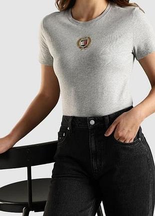Жіноча бавовняна футболка tommy hilfiger, круглий виріз, з нашивкою, сіра, 2xl