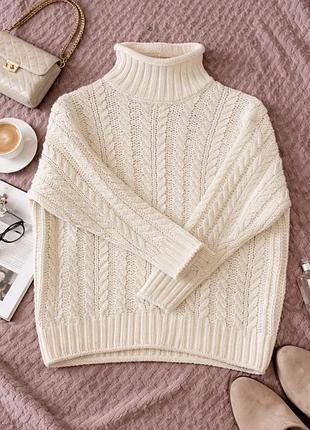 Білий oversize светр у косичку
