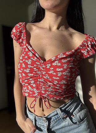 Червоний топ у квітковий принт zara топ літній zara