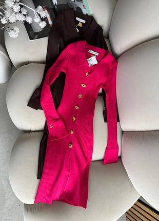 Платье schiaparelli розовое коричневое длинное в рубчик золотые пуговицы