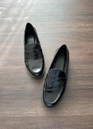 Чорні класичні лаковані лофери zara 36 розміру по типу макасин
