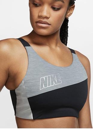 Топ спортивний nike