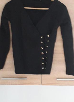 Zara
36/s/44
женский черный свитер с корсетной шнуровкой с левой стороны 
идеальное состояние, ( состояние нового)