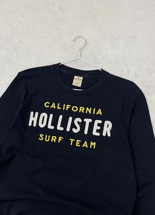 Темно синій лонгслів hollister з принтом 4