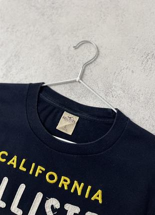 Темно синій лонгслів hollister з принтом 7