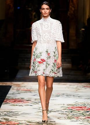 Всегда в теме: ажурное платье с вышивкой dolce gabbana