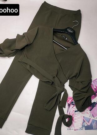 Костюм женский брючный хаки лосины и кроптоп от бренда boohoo s m