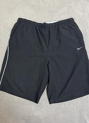 Вінтажні нейлонові шорти nike розмір l