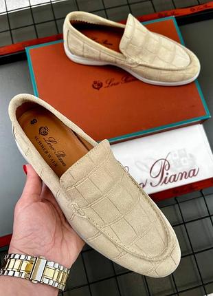 Брендові мокасини.