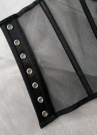 Дизайнерский корсет из чёрной сетки и телесными чашками5 фото