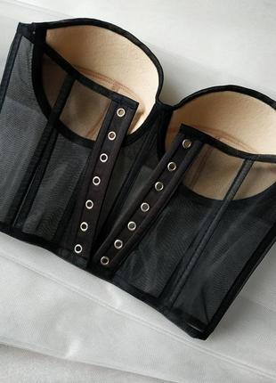 Дизайнерский корсет из чёрной сетки и телесными чашками4 фото
