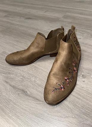 Черевики з вишивкою
