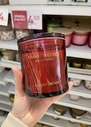 Ароматична свічка cranberry coco scented candle від бренду luxury aroma