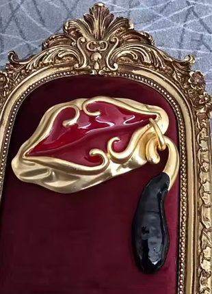 Брошь креативная губы красные скиапарели 🌹❤️‍🔥🍒