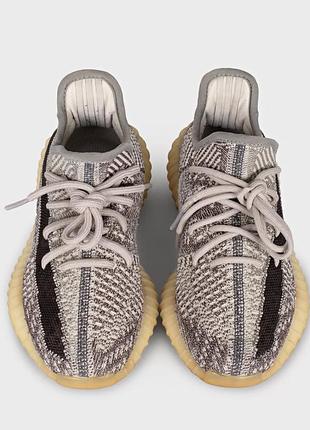 Кросівки сірого кольору yeezy boost 350 v2. розмір устілки 37,5. опис стану мінімальні ознаки використання у вигляді потертості на підошві, устілці