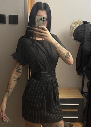Сукня/плаття сірого кольору в полоску з завʼязкою на поясі ззаду