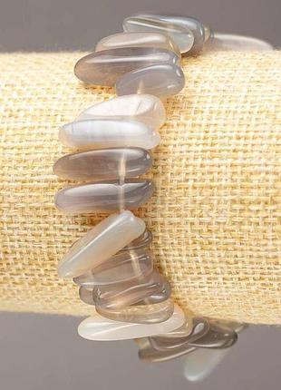 Браслет на резинке из натурального камня агат дымчатая крошка "игла" d-13-22х3-6мм l-18см +-